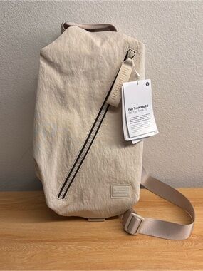 lululemon athletica Fast Track Bag 2.0 in light beige